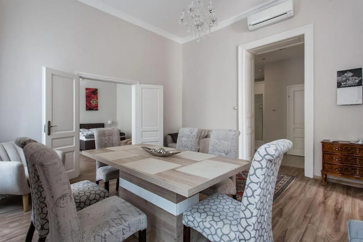 Buda Castle -Shiny 3 Bedrooms 布达佩斯 0*,