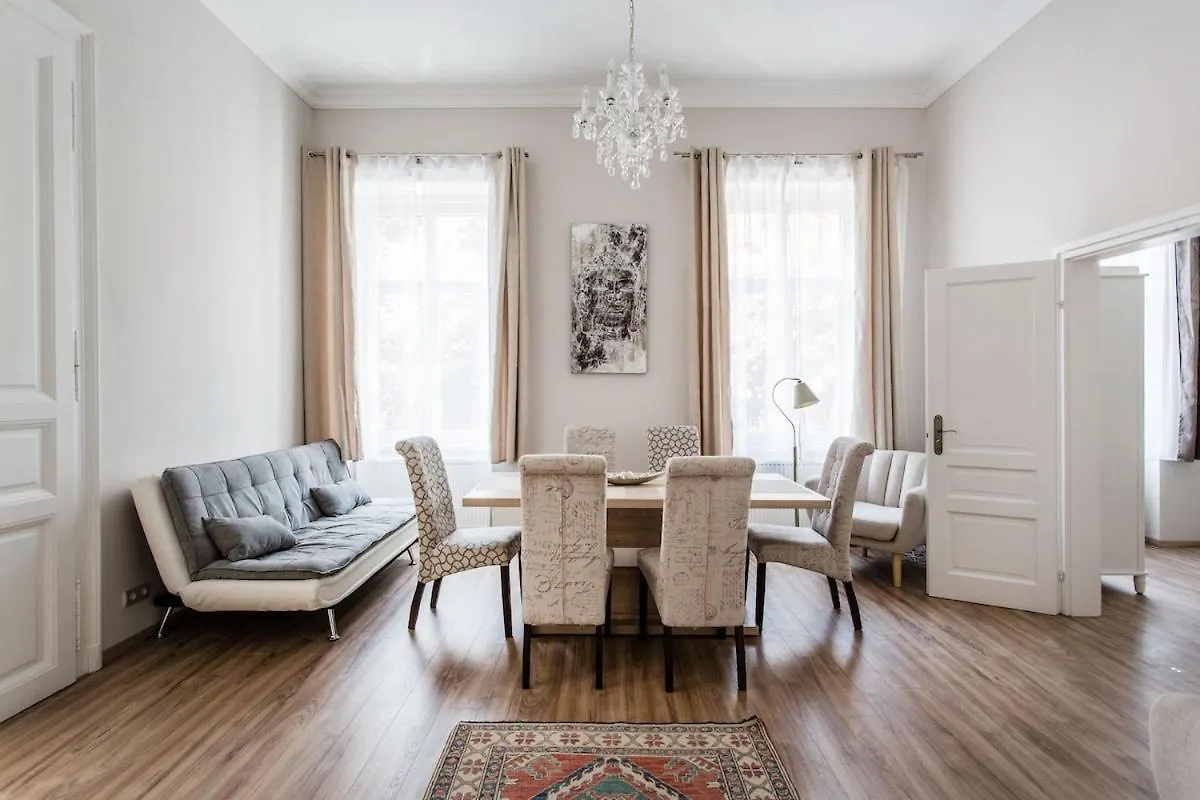 Buda Castle -Shiny 3 Bedrooms 布达佩斯